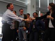 Scott Thompson stringe la mano a una dipendente