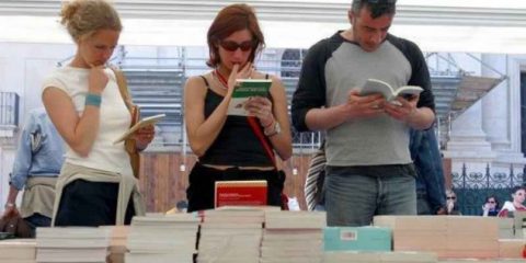 Mercato libri, torna il segno più dopo 4 anni. Ebook in crescita ma calano i lettori