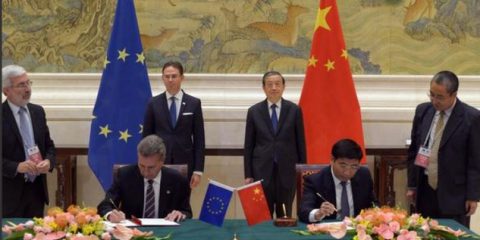 Piano Juncker: Ue pronta ad aprire le porte alla Cina. Sul piatto fondi fino a 10 mld