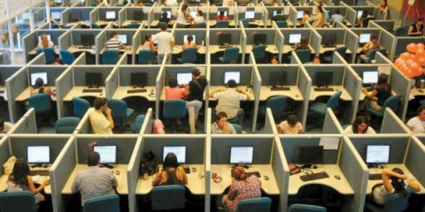 Call center, settore a rischio: il governo accelera sulla black list contro i ‘contratti pirata’
