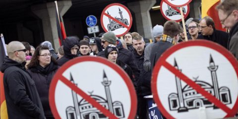 IlSocialPolitico. Colonia: la rete si scaglia contro immigrati e polizia