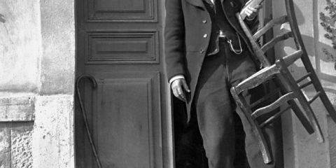 Il riposo dell’artista: Il maestro impressionista Cézanne esce dal suo studio con una seggiola (Aix en Provence 1901)