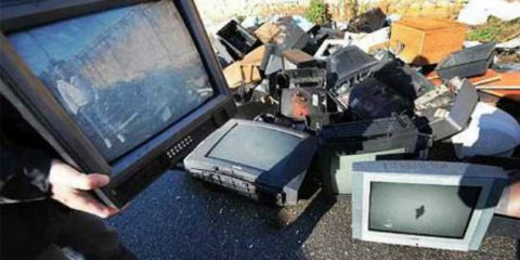 Cosedanoncredere. La vecchia tv diventa un RAEE