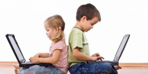 Istat: 1 famiglia su 3 senza Internet, ma il 45% dei bimbi da 6 anni in su naviga tutti i giorni