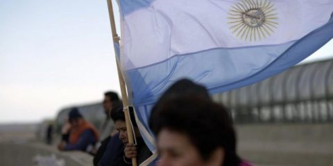 S&P abbassa il rating dell’Argentina, Macron vuole regolamentare internet, Caos conferenza su Libia a Palermo