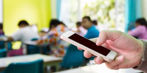 Smartphone in classe, in Francia si vuole vietarlo anche agli insegnanti