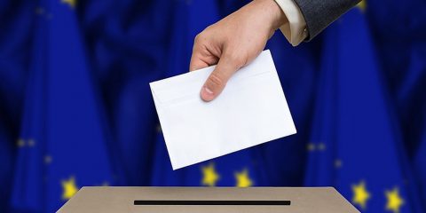 La Giornata Parlamentare. Sprint finale dei partiti prima del voto, Istat rivede stime sul PIL, la social card