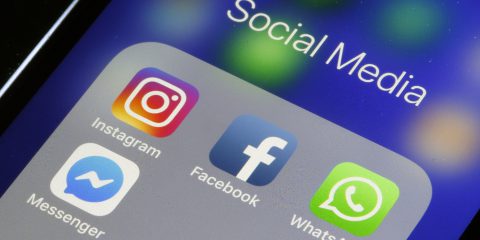 Meta vuole allenare la sua AI con i tuoi post: come bloccarla, c’è tempo fino a maggio