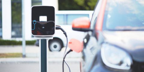 Coronavirus, a rischio il 10% del mercato auto italiano: mobilità elettrica strategica, ma confinata alle città