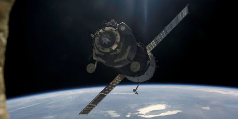 Satelliti in orbita terrestre bassa. 220 miliardi di dollari di investimenti globali entro il 2027, centrali le telecomunicazioni