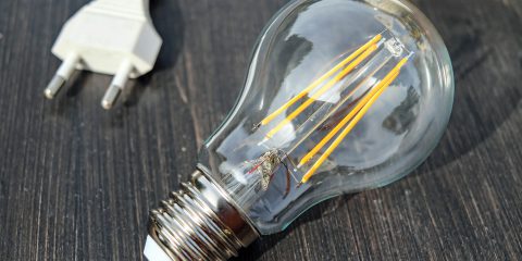 Ci sono offerte luce adatte ai single? Le tariffe consigliate per chi vive solo