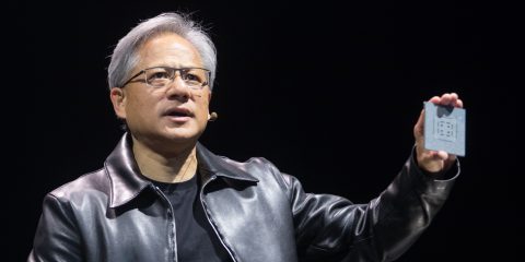 Nvidia, l’AI ti fa bella: superata la capitalizzazione di mercato di Apple