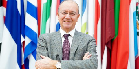 Valditara “Stop agli smartphone anche alle superiori”. Svolta educativa o passo indietro?