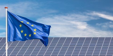 Solare ed eolico verso un anno record in UE, ma i tagli frenano la corsa