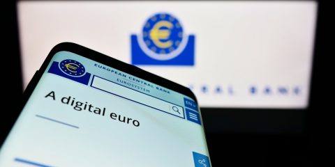 Euro digitale pronto per metà 2028. Cipollone (BCE): “Poste Italiane potrebbe essere ultimo miglio con cittadini”