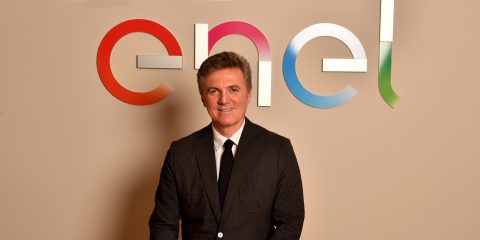 Enel, Piano Strategico 2025-2027. Investimenti a 43 miliardi di euro, il 90% su reti e rinnovabili