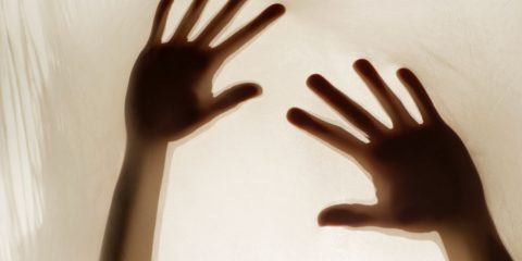 Troppi femminicidi tra giovani, tra le cause la comunità “incel” e i social? La psicologa: “Serve educazione all’affettività a scuola e in Rete”