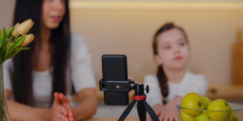 Minori under 16 e social network, il Governo vara la stretta (anche per i baby influencer). I 6 articoli della bozza del ddl