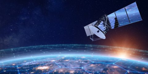 Starlink, cresce l’endorsement nel Governo. Polemiche del Pd. Verso una riduzione di Italia 1 Giga?