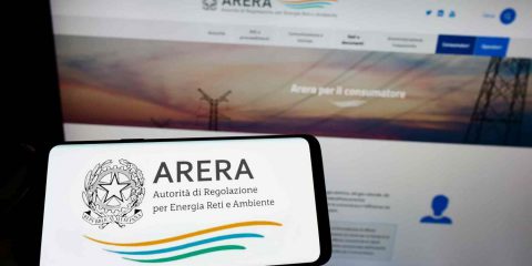 Prezzi italiani dell’energia tra i più alti d’Europa, ma le rinnovabili crescono del 44%. La Relazione annuale ARERA