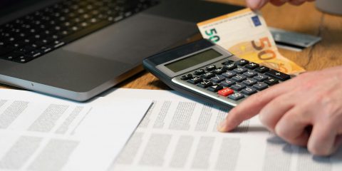 Elettricità, nuova crisi all’orizzonte? Dal 2026 i prezzi in aumento a causa delle politiche green stabilite dall’Ue