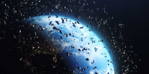 Rifiuti spaziali, i più piccoli si muovono come proiettili a 3.600 km/h. I numeri del Rapporto Esa