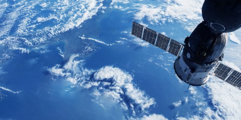 Microsatelliti, difesa e innovazione. L’Italia accelera la “corsa allo Spazio” con la Lituania. Firmato accordo con l’ASI