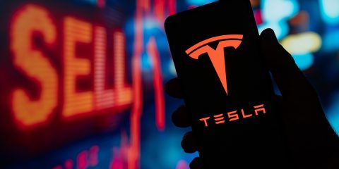 Tesla dimezza le vendite in Italia e in Europa. In tre mesi perso il 15% del valore di mercato (ben sotto i 1000 miliardi di dollari)