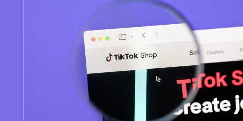 TikTok Shop apre in Italia. Dallo scroll al carrello in diretta, le sfide del live shopping