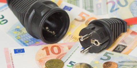 Luce a prezzo fisso o variabile? Cosa scegliere oggi per alleggerire le bollette estive