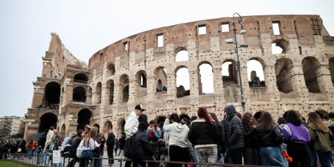 Incetta d biglietti del Colosseo con i bot: multa Antitrust da 20 milioni alla cooperativa del Parco Archeologico e sei operatori turistici
