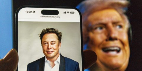 Crollo Tesla, mercato dimezzato in Europa. Cresce l’elettrico cinese e Musk paga il suo impegno politico