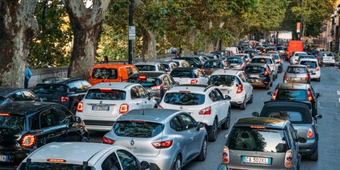 Mobilità e smog, Italia maglia nera nell’Ue: oltre 70mila morti premature l’anno