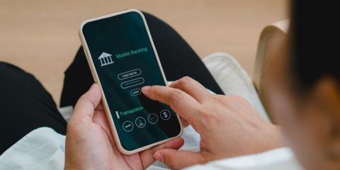 Banche, il mobile è la nuova filiale. 2 miliardi di download lo dimostrano