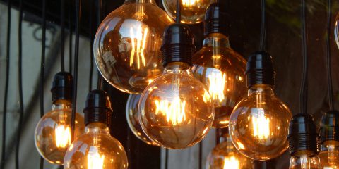 Bollette più leggere in autunno, come risparmiare nei prossimi mesi